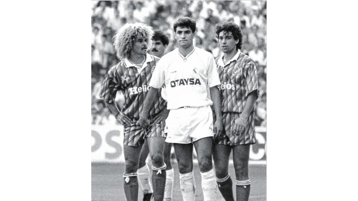 1991. Míchel, en el momento de tocar los genitales al blanquivioleta  Valderrama.-EM