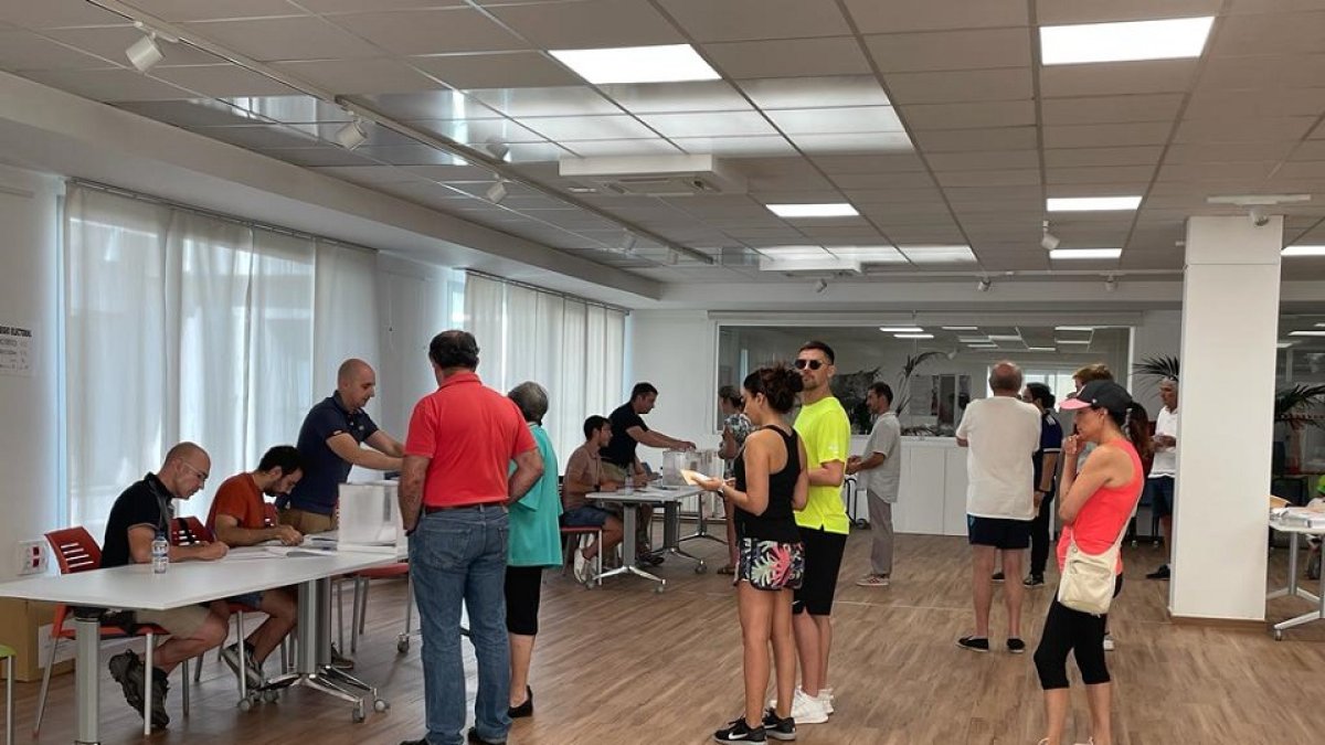 Varias personas votan en la jornada electoral de este domingo. E.M.