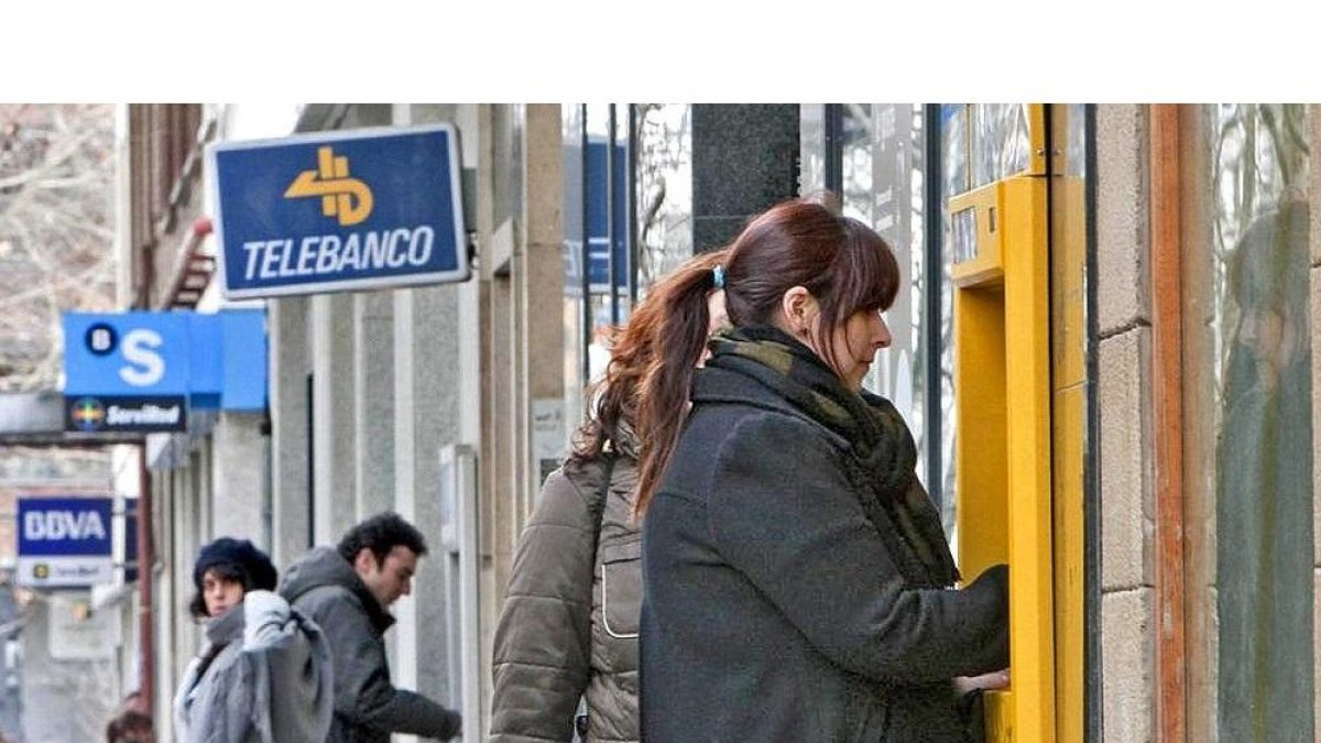Castilla y León es la tercera comunidad con menor densidad de cajeros, según la CNMC.-E. M.