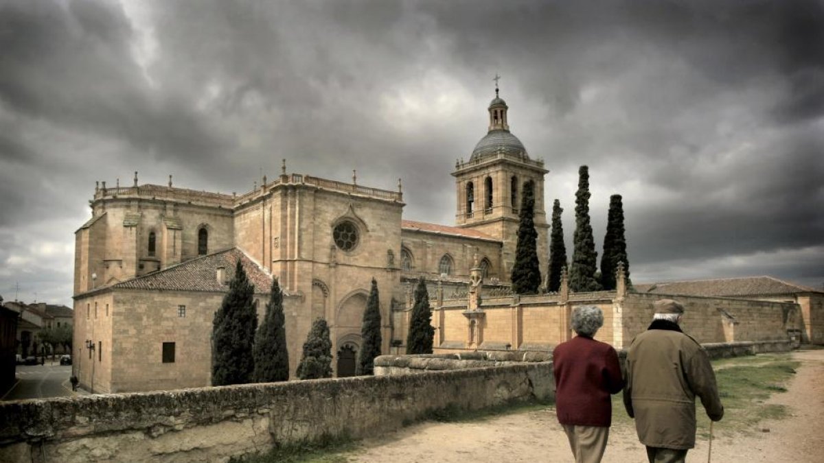 Una pareja pasea por la muralla junto a la Catedral de Ciudad Rodrigo (Salamanca).-ICAL
