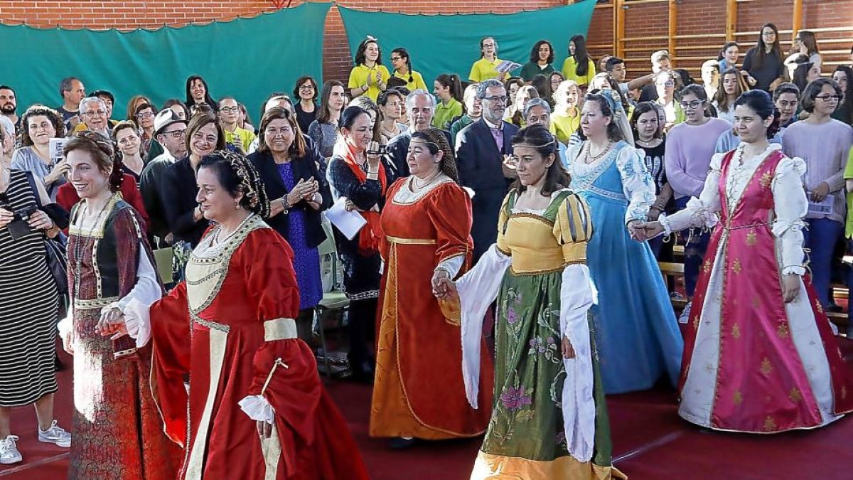 El ambiente de época transformó el gimnasio del instituto.-J.M.LOSTAU