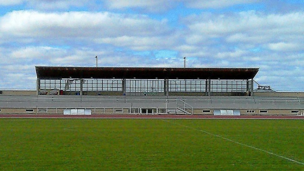 Vista panorámica de la grada principal del estadio Municipal de Medina del Campo.-GIMNÁSTICA MEDINENSE