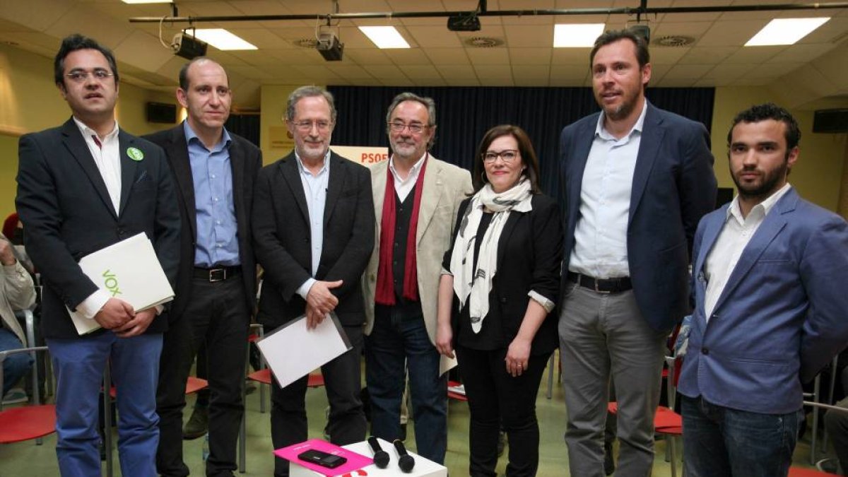 Alfredo Fernández, de Vox; César Toquero, de UPyD; Manuel Sarabria, de Valladolid Toma la Palabra; el moderador Luis Miguel de Dios; Charo Chávez, de Sí Se Puede; Óscar Puente, del PSOE; y Pablo Yáñez, de comunicación de Ciudadanos-Ical