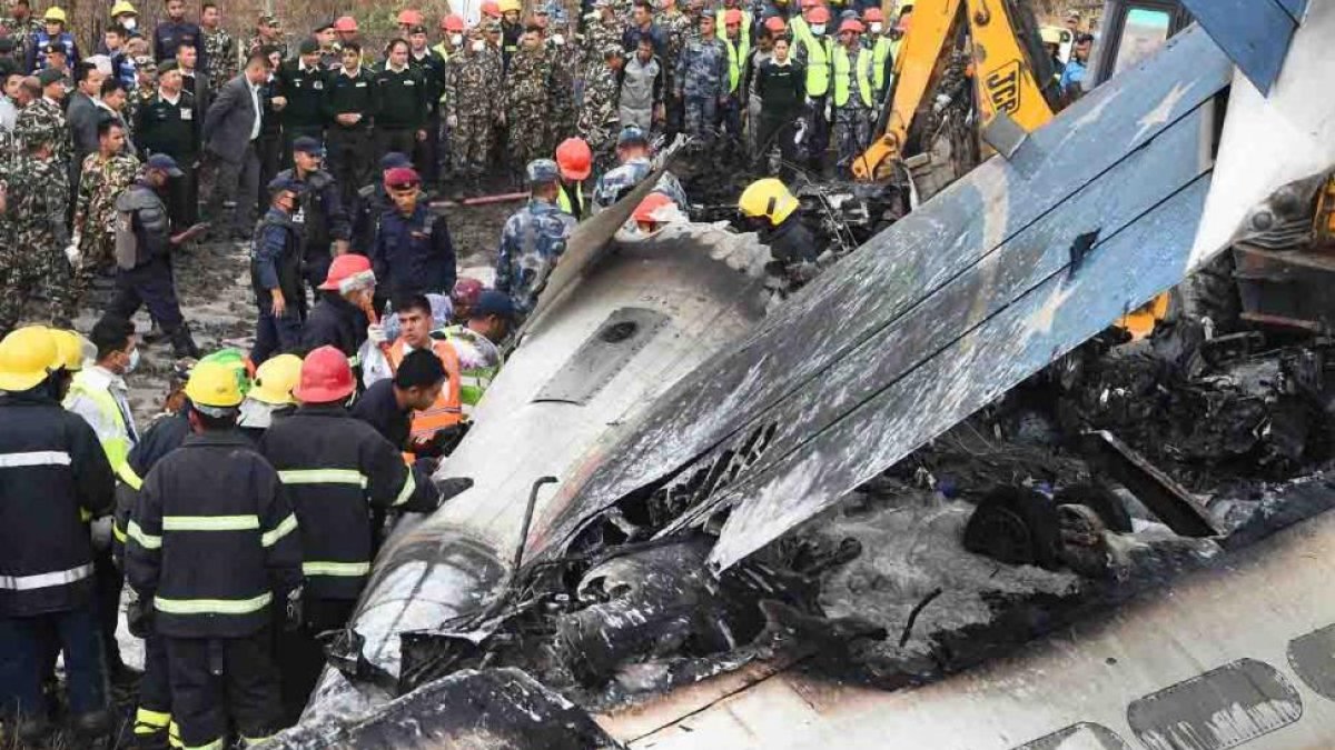 Al menos 49 personas han muerto y 22 resultaron heridas al estrellarse hoy una avión de la línea bangladeshí US-Bangla.-/ EFE VÍDEO