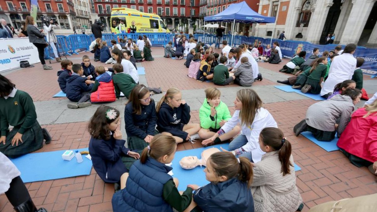 Unos 200 estudiantes y 20 médicos participan en un acto con motivo del Día Europeo de concienciación ante el paro cardíaco-ICAL