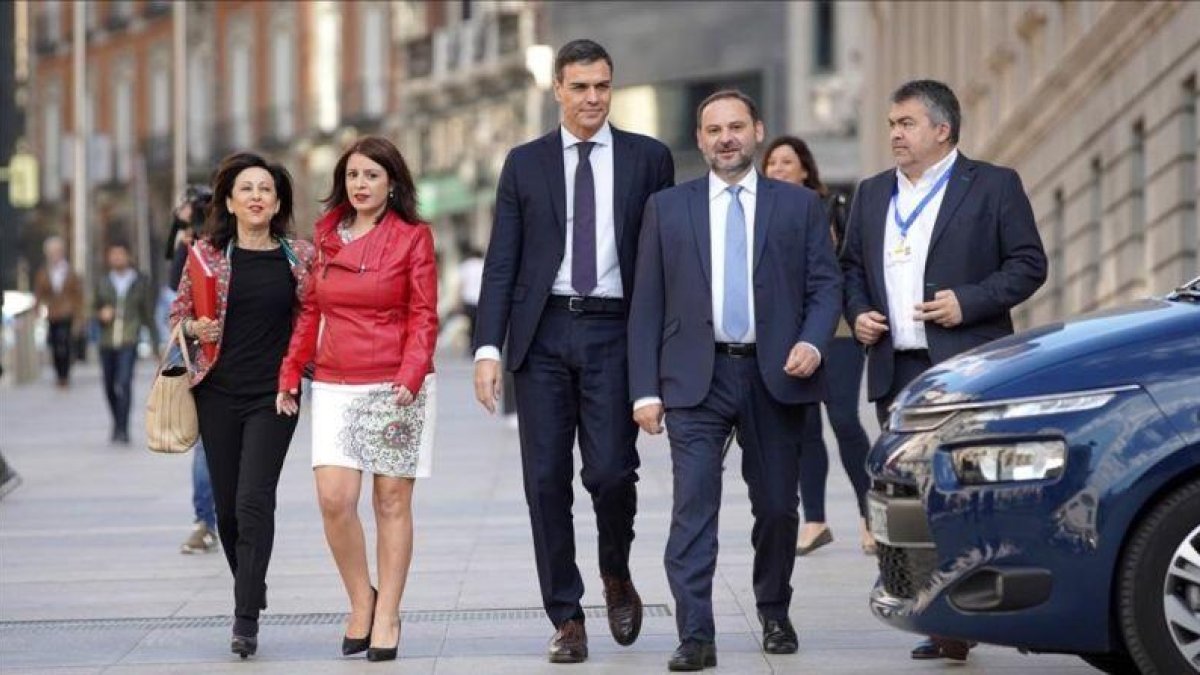 Sánchez llega al Congreso junto a sus principales colaboradores, este viernes.-JOSÉ LUIS ROCA