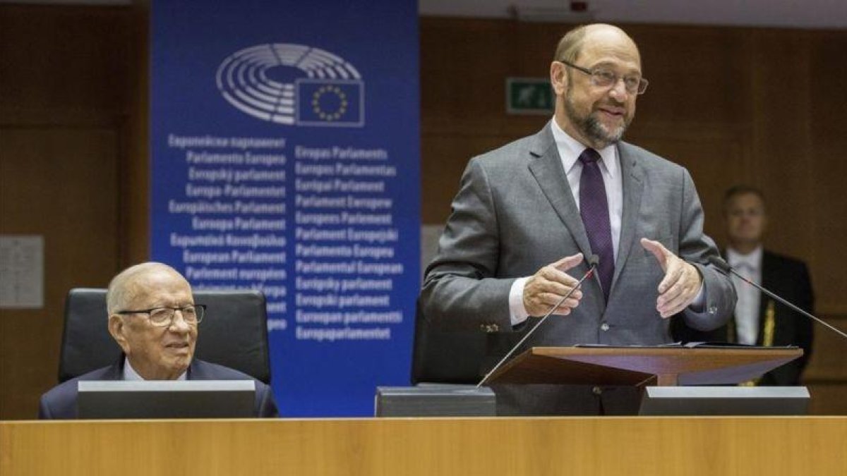 Martin Schulz, presidente del Parlamento Europeo, junto al presidente de Túnez, Beyi Caid Essebsi, pronuncia su discurso durante una sesión plenaria en la Eurocámara, en Bruselas, este jueves.-EFE / STEPHANIE LECOCQ