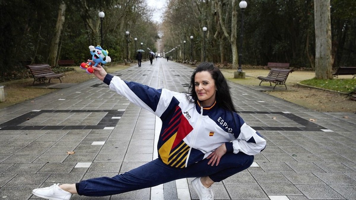 Alba Caride posa con Izzy, la mascota de Atlanta´96 en el Campo Grande de Valladolid, vestida con el chándal que usó en la cita olímpica. | J. M. LOSTAU
