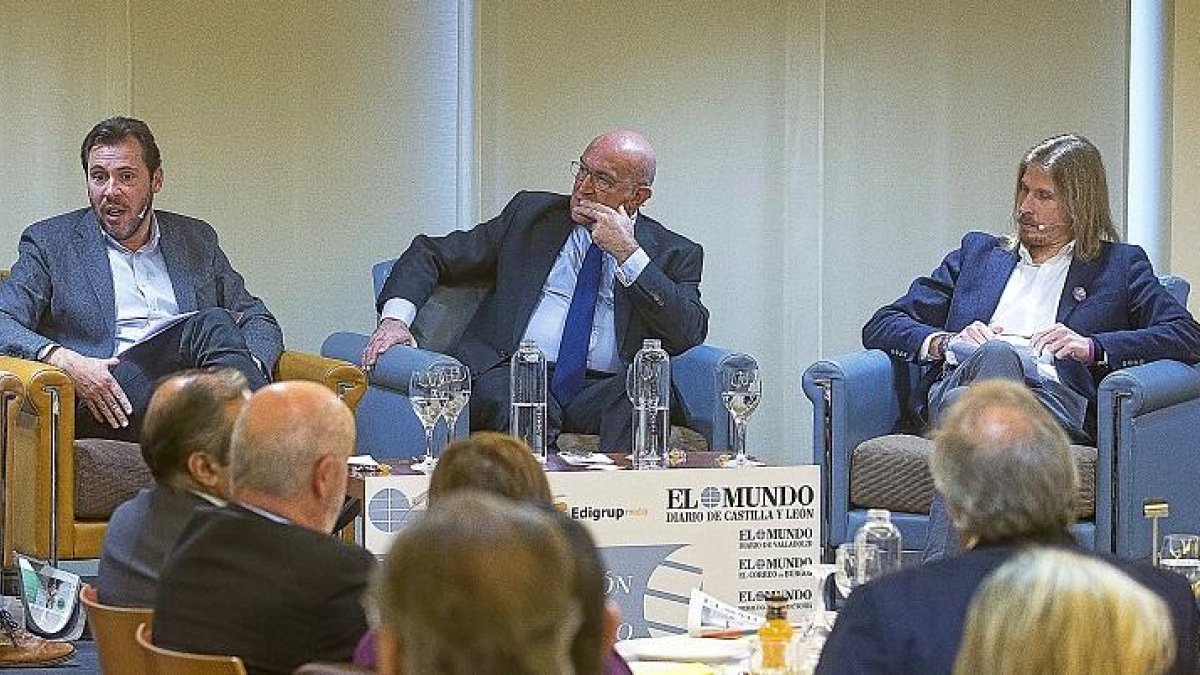 Óscar Puente, Jesús Julio Carnero y Pablo Fernández, en un momento del Club de Prensa de EL MUNDO.-J.M. LOSTAU
