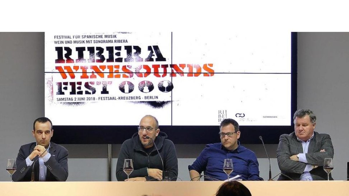 Miguel Sanz, Javier Ajenjo, Óscar Blanco y Enrique Pascual durante la presentación, que tuvo lugar en la sede del Consejo Regulador DO Ribera del Duero.-JOSÉ I. BERDÓN