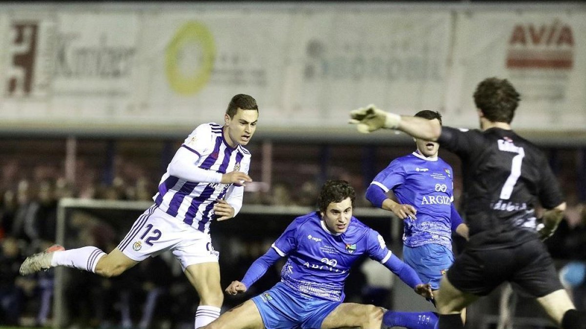 El extremo derecho De Frutos dispara ante jugadores del Tolosa.-PHOTOCOLME
