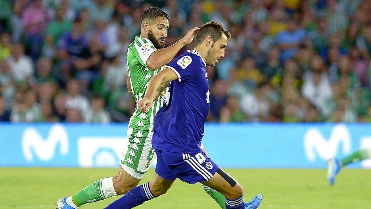 Kiko Olivas se lleva el balón ante la presencia de Fekir en el partido contra el Betis.-PHOTO-DEPORTE