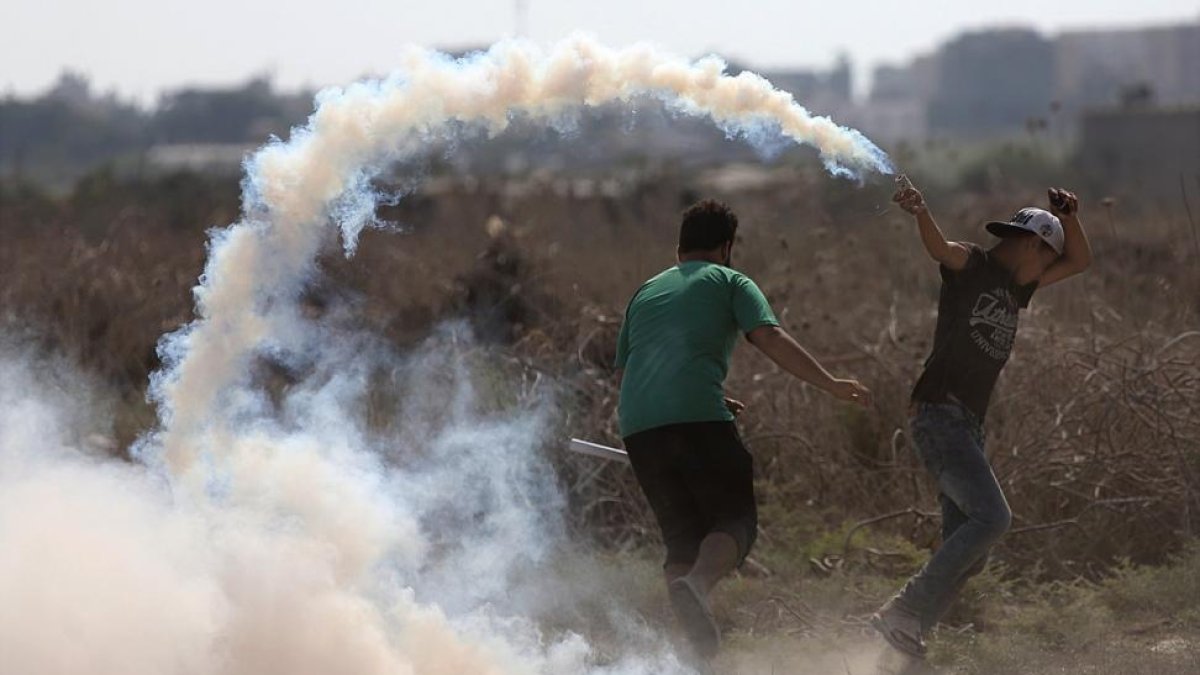 Palestinos se enfrentan a la Policía por las medidas de seguridad aplicadas en la mezquina Al Aqsa.-MOHAMMED SABER (EFE)