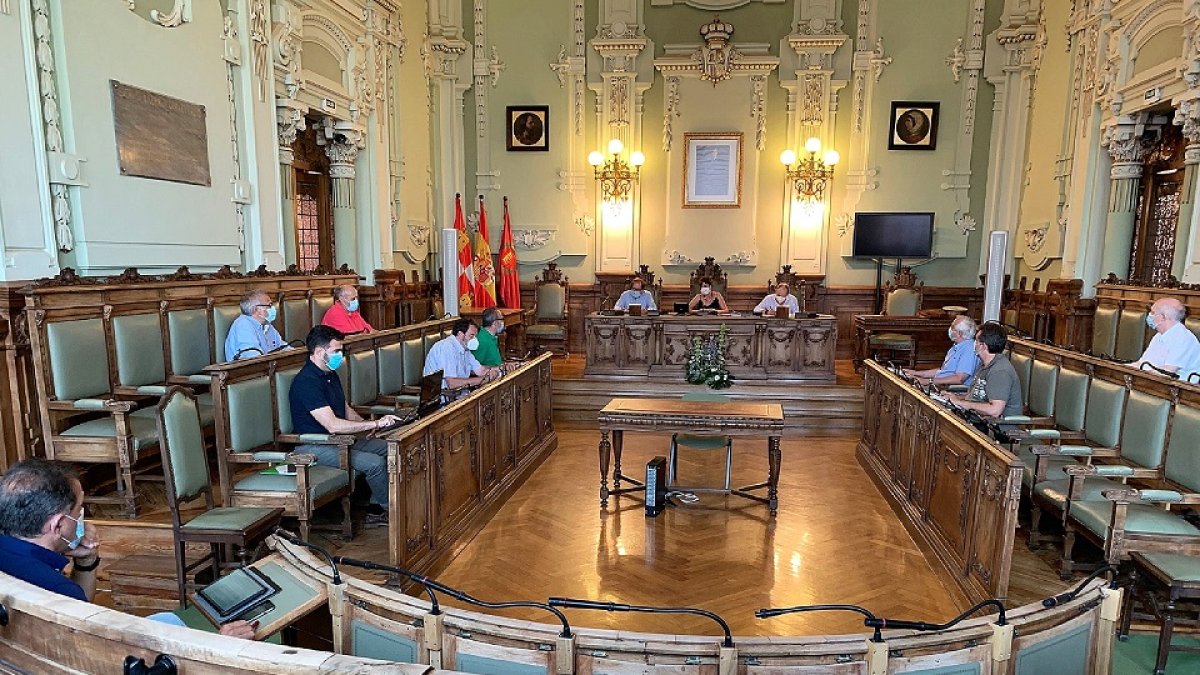 El Consejo de Administración de Aquavall durante la reunión extraordinaria celebrada ayer en la Casa Consistorial de Valladolid. EL MUNDO