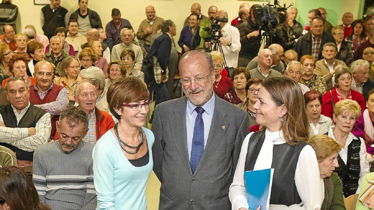 Domi Fernández, Javier León de la Riva y Cristina Vidal en el transcurso del Concejo Abierto celebrado ayer en La Victoria-J.M.Lostau