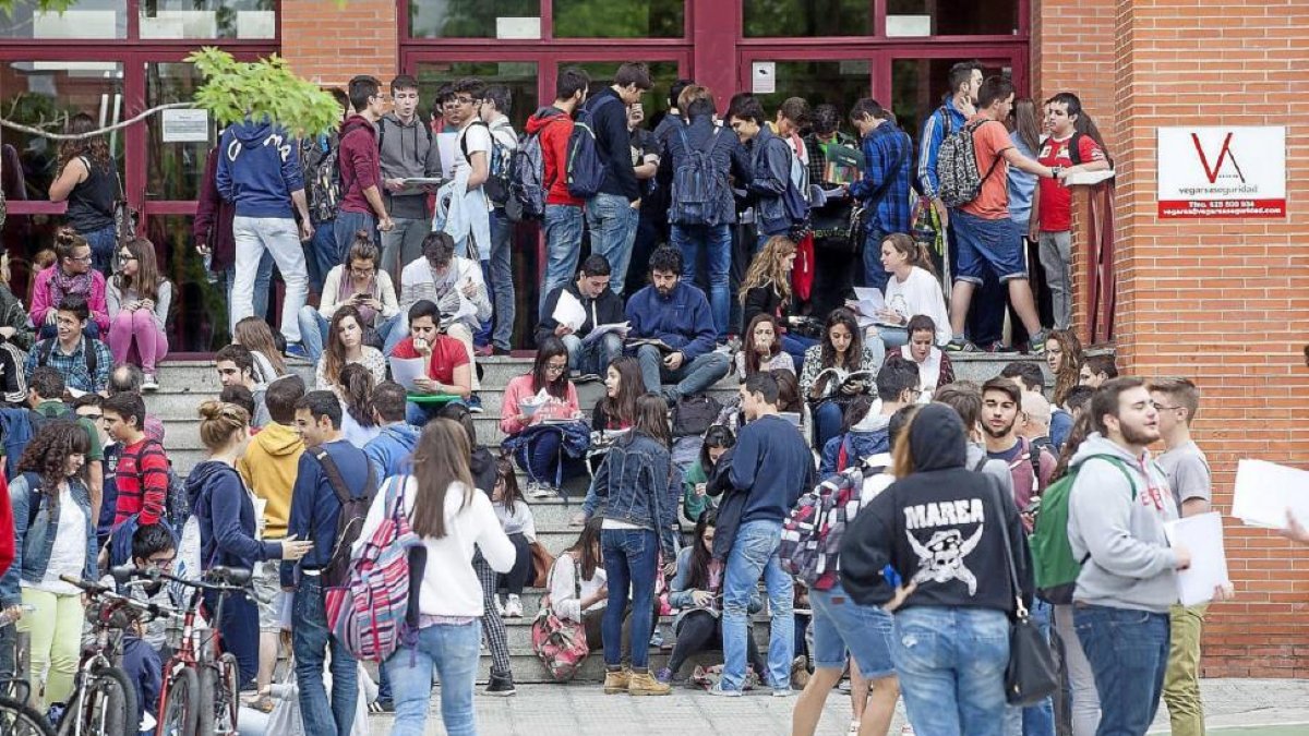 Un grupo de estudiantes espera en la puerta del aulario de Valladolid para realizar las pruebas de acceso a la universidad-Pablo Requejo