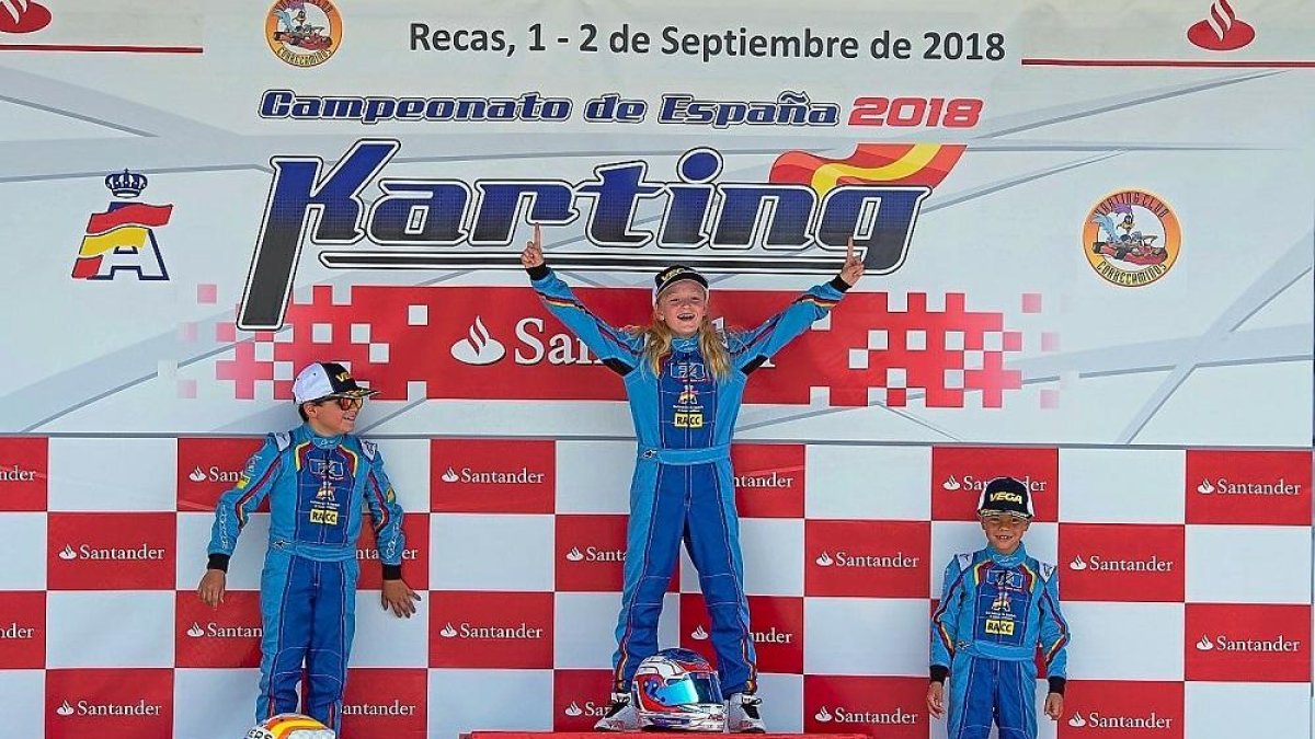 La medinense Irene Navas celebra en lo más alto del podio su primer puesto en la prueba celebrada en Recas (Toledo).-ARIZA RACING SCHOOL