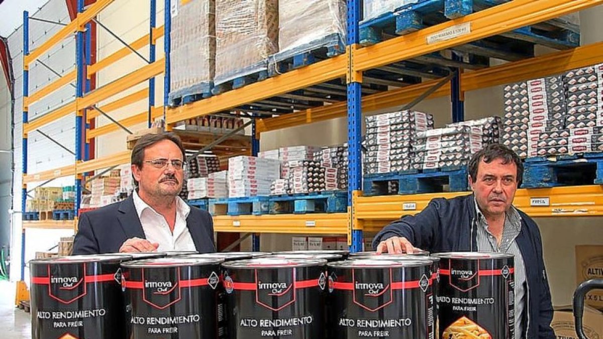 Los creadores de la empresa, Gerardo y Jose Fidalgo Vecino posan con productos elaborados por su grupo-EL MUNDO