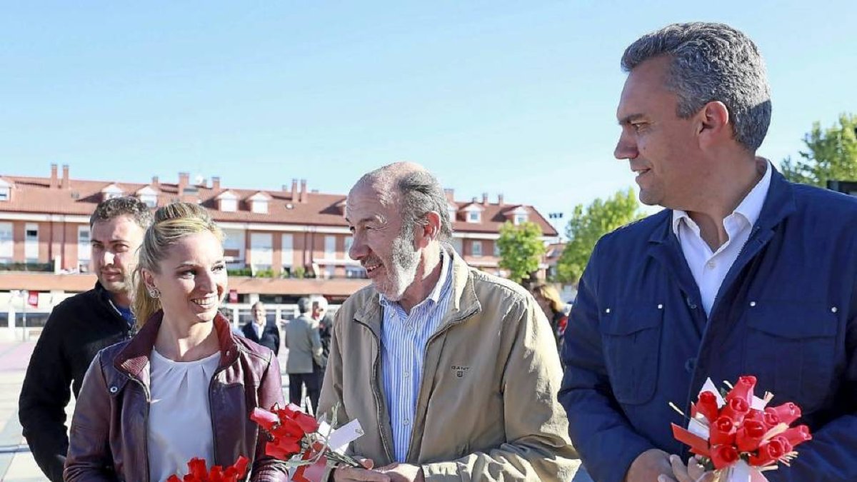 Rubalcaba visita Arroyo junto al secretario provincial del PSOE, Javier Izquierdo y la candidata a la Alcaldía, Verónica Calvo.-ICAL