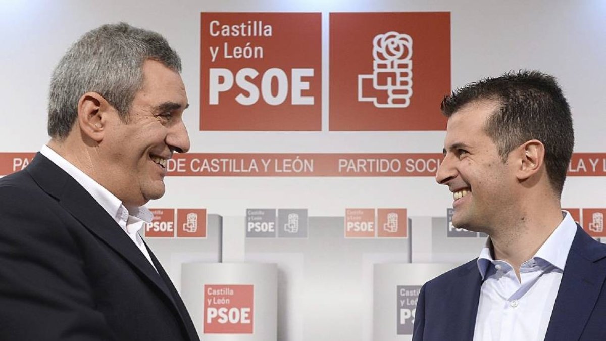 Julio Villarrubia y Luis Tudanca se saludan antes del inicio del dabate-Efe
