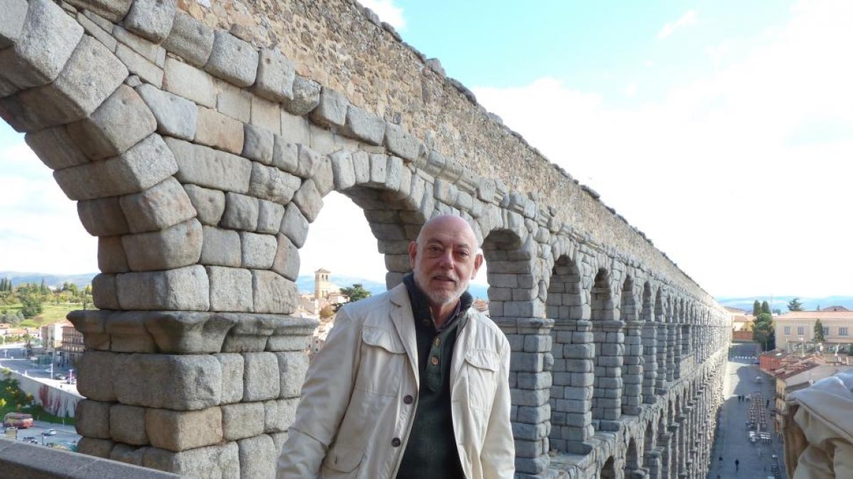José Manuel Maza posa ayer junto al Acueducto de Segovia después de la entrevista.-TERESA SANZ