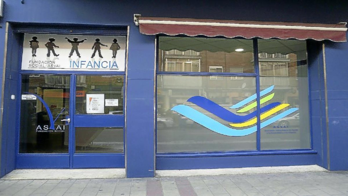 Antes de la fachada del local donde se ubciaba el centro.-J.M. LOSTAU