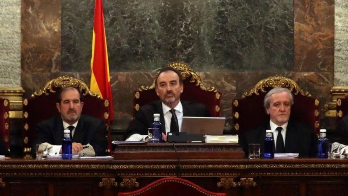 El magistrado Manuel Marchena, junto a los jueces Andrés Martínez Arreieta y Juan Ramón Berdugo, el pasado 18 de diciembre en el Tribunal Supremo, durante la vista de las cuestiones previas del caso del procés.-EFE / BALLESTEROS