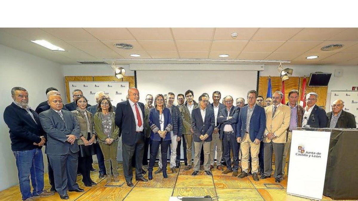 Milagros Marcos junto a los firmantes del documento de adhesión al observatorio.-ICAL