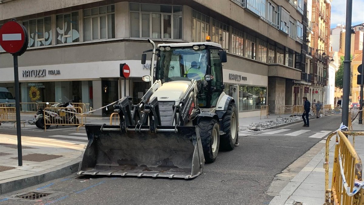 Obras de peatonalización de la calle María de Molina en Valladolid. - EUROPA PRESS