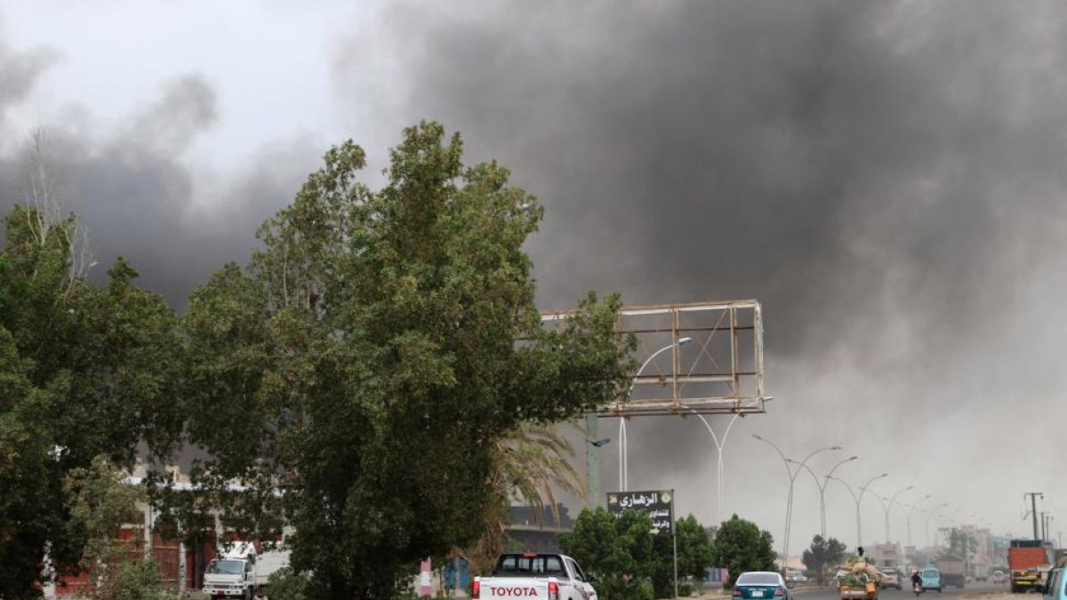 Columnas de humo tras la explosión de un coche durante los enfrentamientos entre los separatistas yemenís y las tropas del Gobierno de Hadi, en Adén, el 31 de enero.-REUTERS / FAWAZ SALMAN