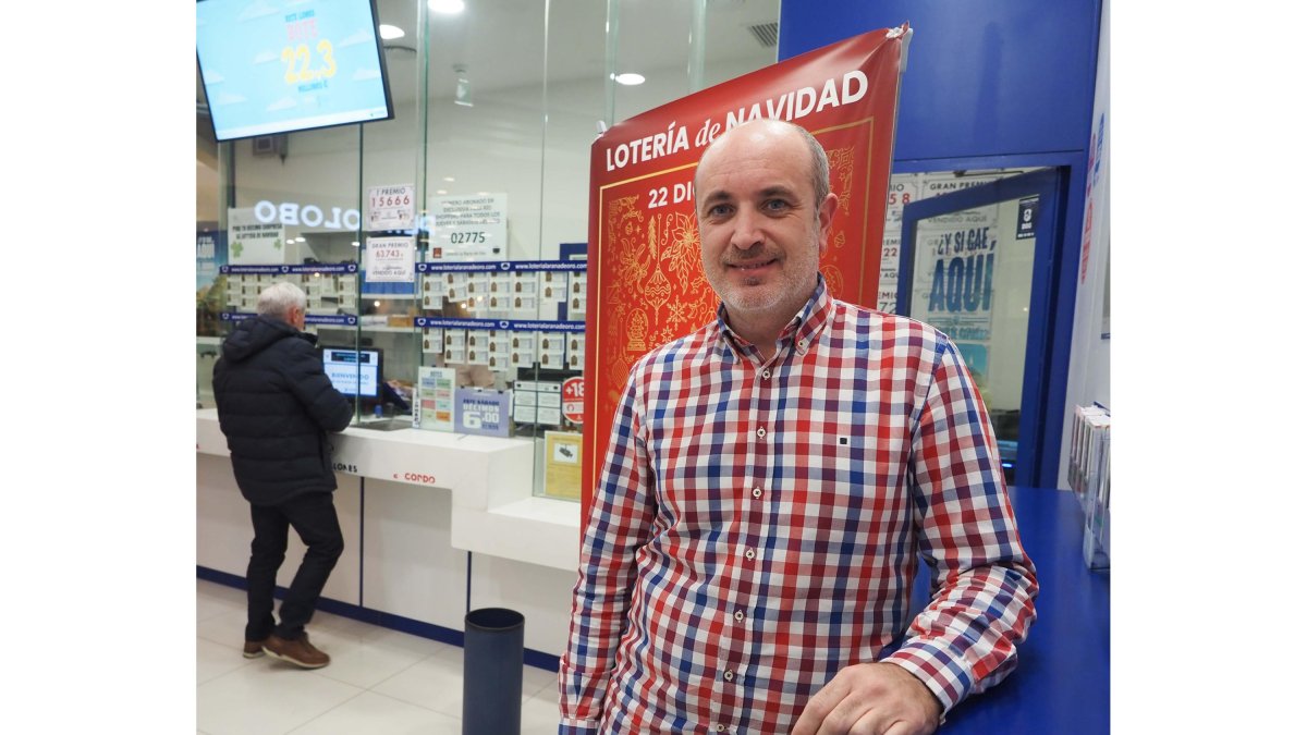 Luis Vázquez de Prada, responsable de la administración de lotería de Río Shopping. - Pablo Requejo / PHOTOGHENIC.