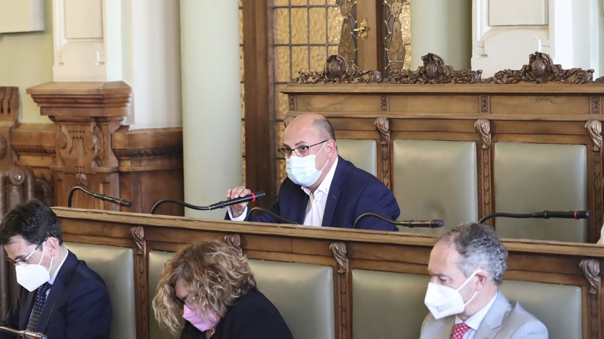 El concejal Luis Vélez interviene durante el pleno del Ayuntamiento. -E.M.