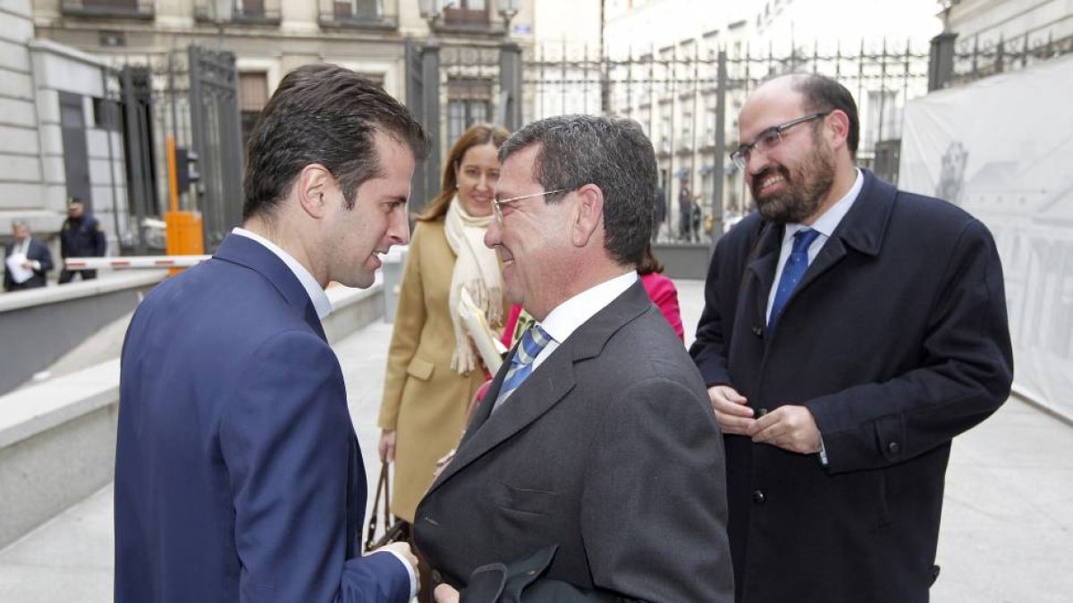 El secretario regional del PSOE, Luis Tudanca, saluda al presidente de la Diputación de Burgos, Cesar Rico, durante la sesión en el Congreso de los Diputados, del Condado de Treviño-Ical