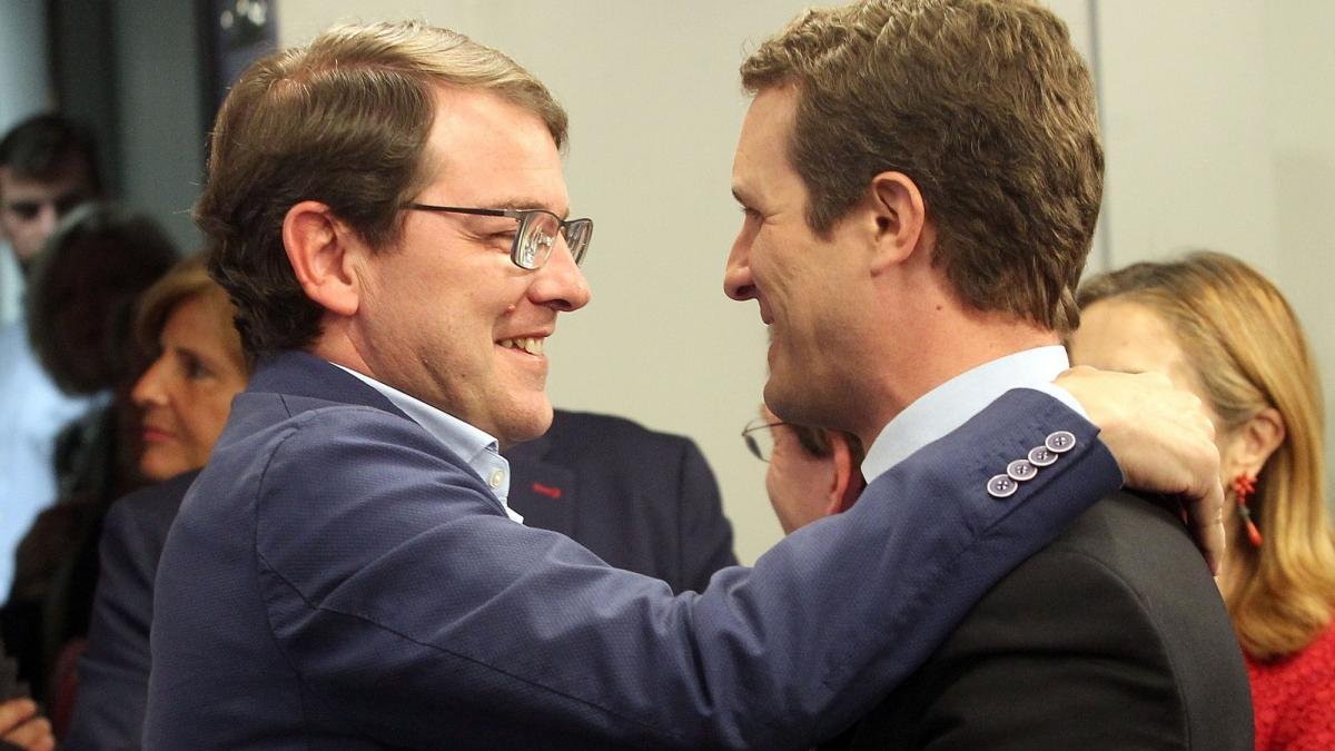 Alfonso Fernández Mañueco saluda a Pablo Casado.-ICAL