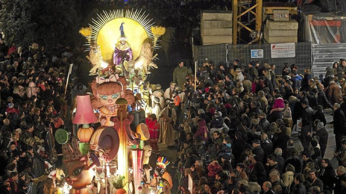 Carroza participante en la Cabalgata con un caballo a la derecha.-Ical