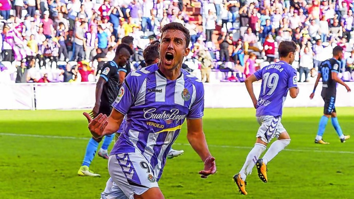 Mata pide el apoyo de los aficionados tras marcar de penalti el definitivo 2-2 en el minuto 89, ayer en Zorrilla.-MIGUEL ÁNGEL SANTOS