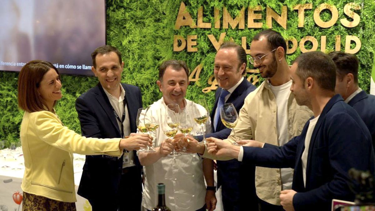 El presidente de la Diputación de Valladolid, Conrado Íscar, en la primera jornada de Madrid Fusión junto al chef Martín Berasategui. ICAL