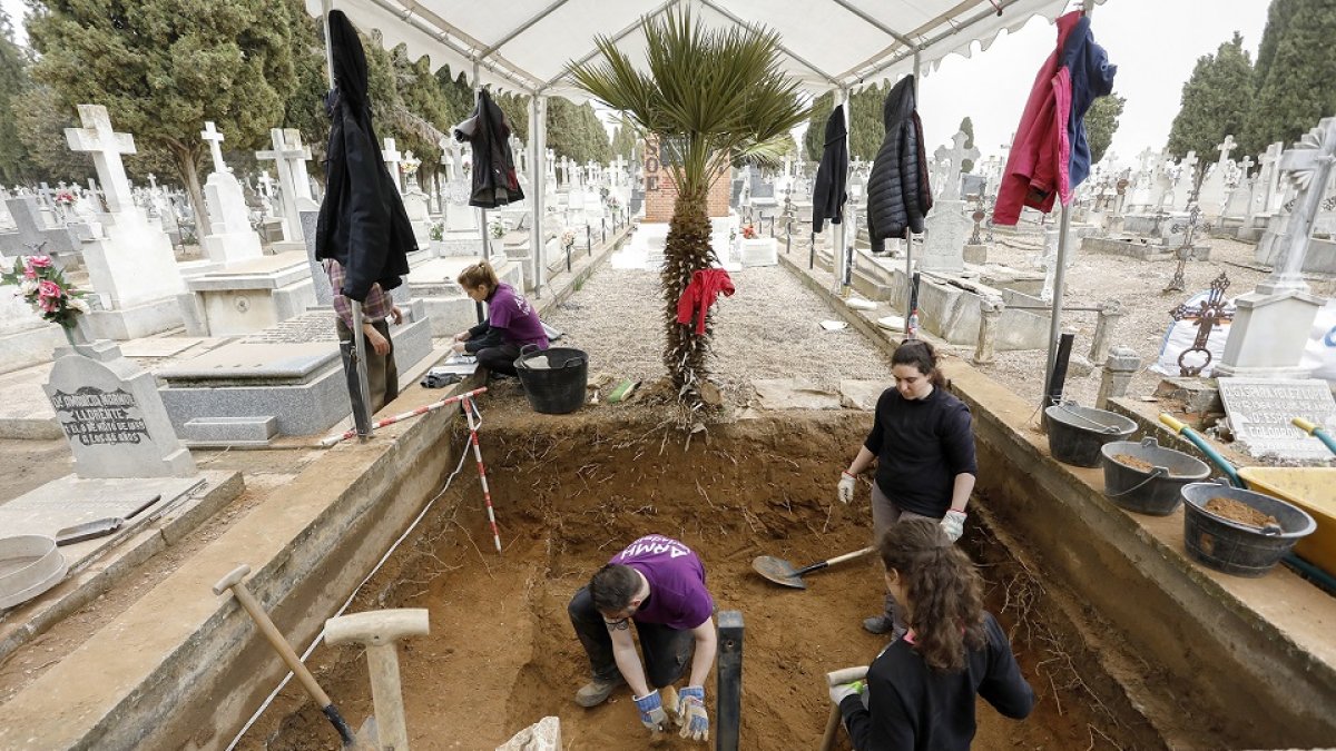 Excavación en el lugar en el que se sospecha que hay una fosa con víctimas del franquismo. J.M. LOSTAU