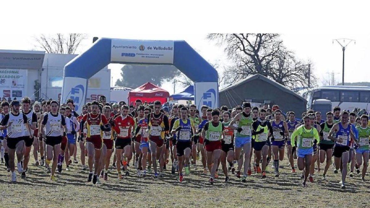 Momento del pistoletazo de salida de la categoría absoluta masculina en el circuito de Covaresa-M. Álvarez