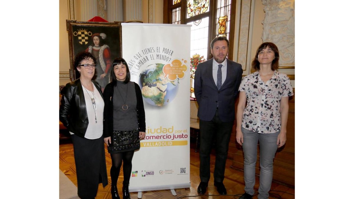 Valladolid recibe el sello que la reconoce como 'Ciudad de Comercio Justo'. De izquierda a derecha; Rafaela Romero; Tamara Cabezas; Óscar Puente y Marta Mangrané.-ICAL