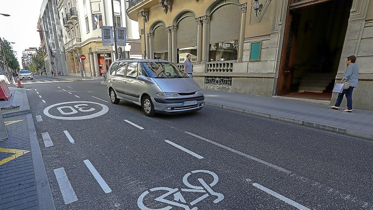 Limitación a 30 por hora en el ciclocarril de la calla Duque de la Victoria.-J.M. LOSTAU