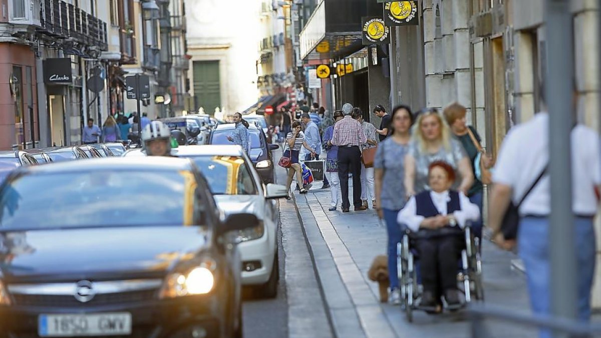La calle Regalado desde Duque de la Victoria, con vehículos y peatones.-J.M.LOSTAU