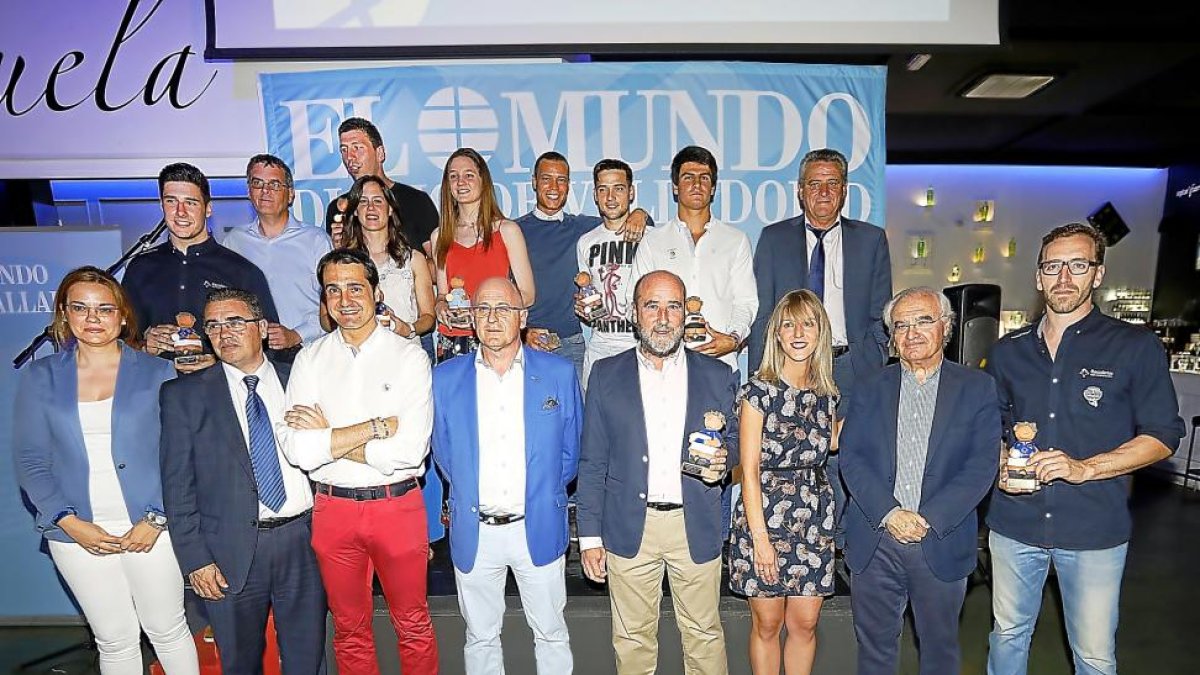 Jugadores y jugadoras galardonados posan junto a los patrocinadores de los trofeos en la fiesta celebrada ayer.-J. M. LOSTAU