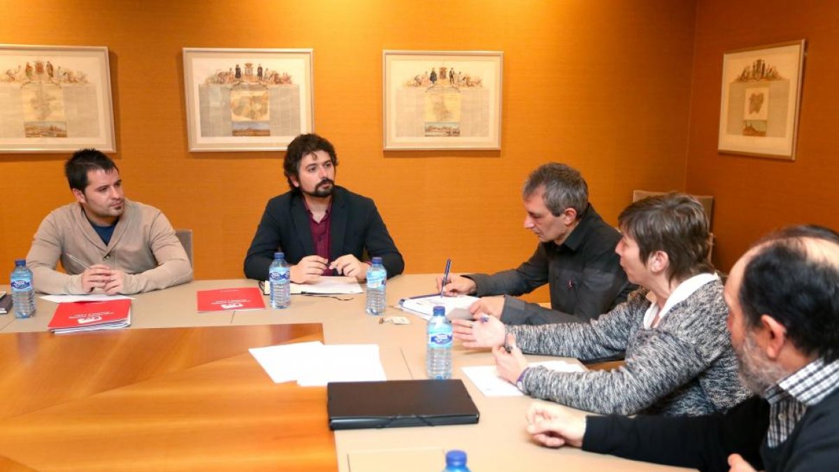 El procurador de IU-Equo convergencia por Castilla y León, José Sarrión, se reúne con Parados en movimiento-Ical