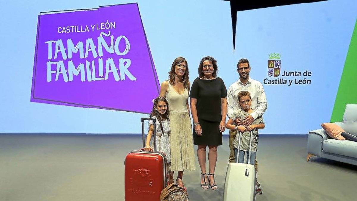 La consejera de Cultura yTurismo, Josefa García Cirac, junto con los protagonistas de la nueva campaña turística de la Junta.-ICAL