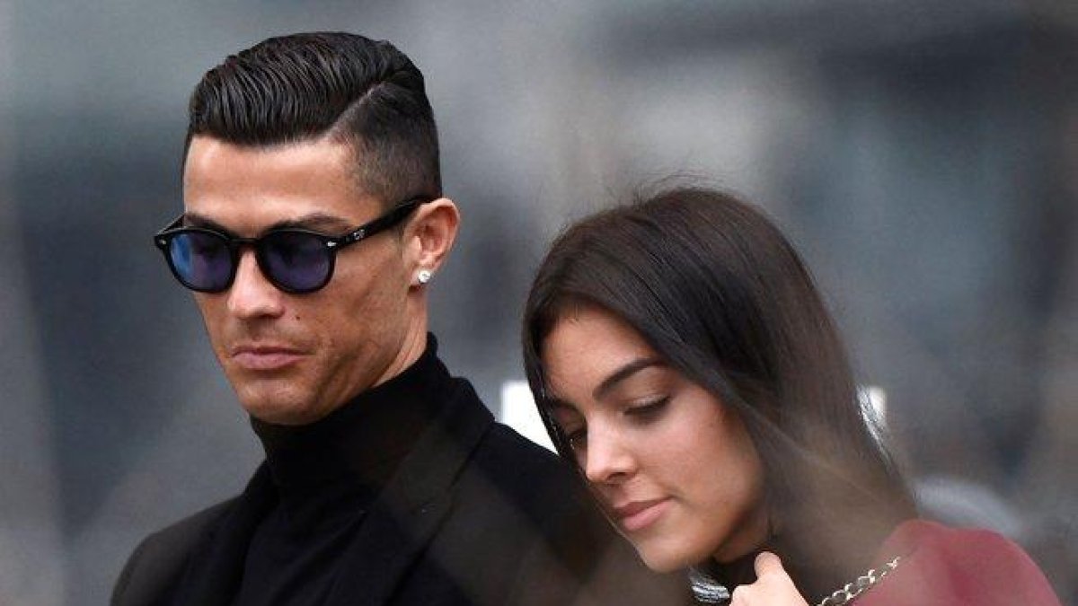 Cristiano Ronaldo y su pareja, Georgina Rodríguez, se dirigen al Juzgado.-AFP