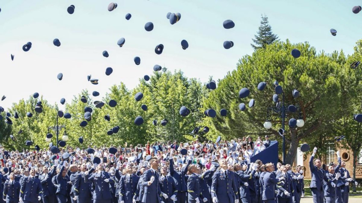 Fotografía del acto de graduación de suboficiales realizado en la Academia Básica del Aire de León.-ICAL