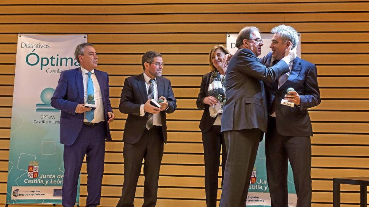 Herrera saluda al director de la Fundación Santa María de la Real, en presencia de los otros tres premiados de Audiotec, Ambuibérica y Aguas de León.-PHOTOGENIC