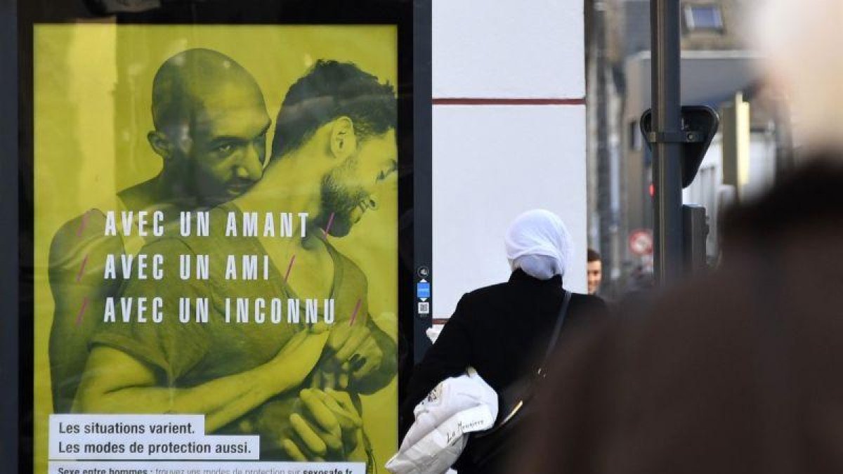 Un cartel de la campaña de prevención del SIDA en una calle de Rennes.-DAMIEN MEYER / AFP