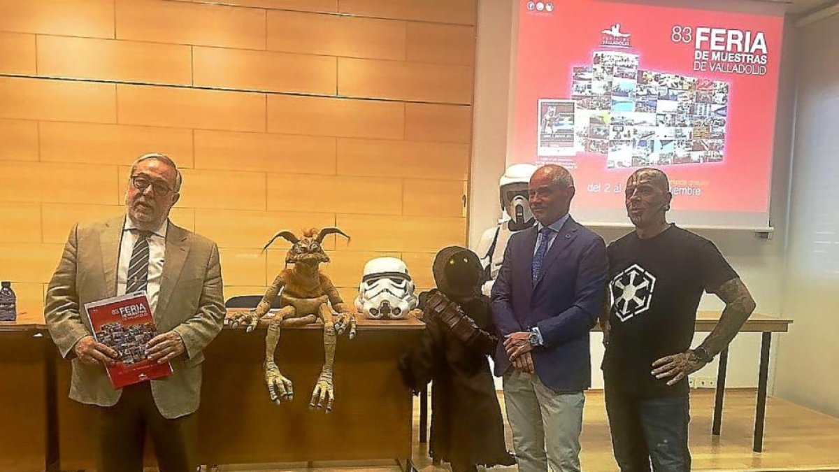 Juan Useros y Víctor Caramanzana junto al dueño de la exposición de ‘Star Wars’ Salvador Vázquez.-EUROPA PRESS